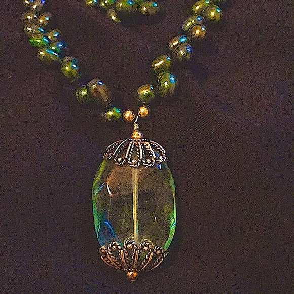 Matching necklace and bracelet set. Jade green pearl lobster closure - Picture 3 of 4